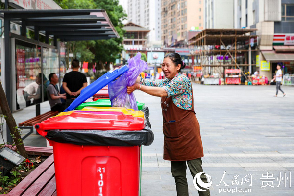 博鱼综合体育垃圾分类“红黄蓝绿”：花果园四色垃圾桶在R区试点正式启用(图1)