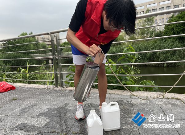 博鱼综合体育“清水为邻 ‘河’你同行”江大学子开展水质检测活动(图2)