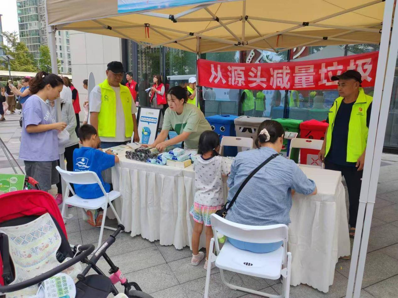 博鱼综合体育“分好厨余 绿色夏日” 太阳宫地区夏家园二社区党建引领绿色新时尚(图3)